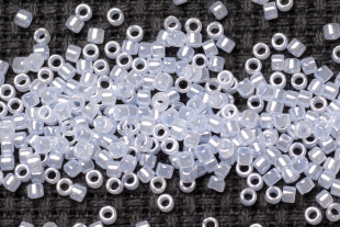 Бисер Япония MIYUKI Delica цилиндрический 11/0 5г DB-0257 светло-сапфир с цветной линией блестящий кристалл